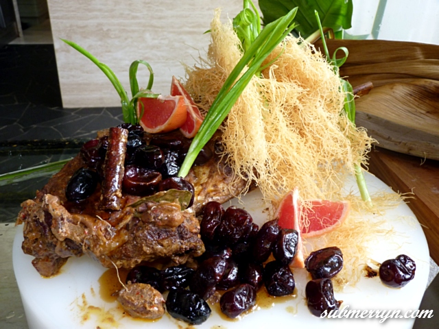 Kambing buah kurma bakar