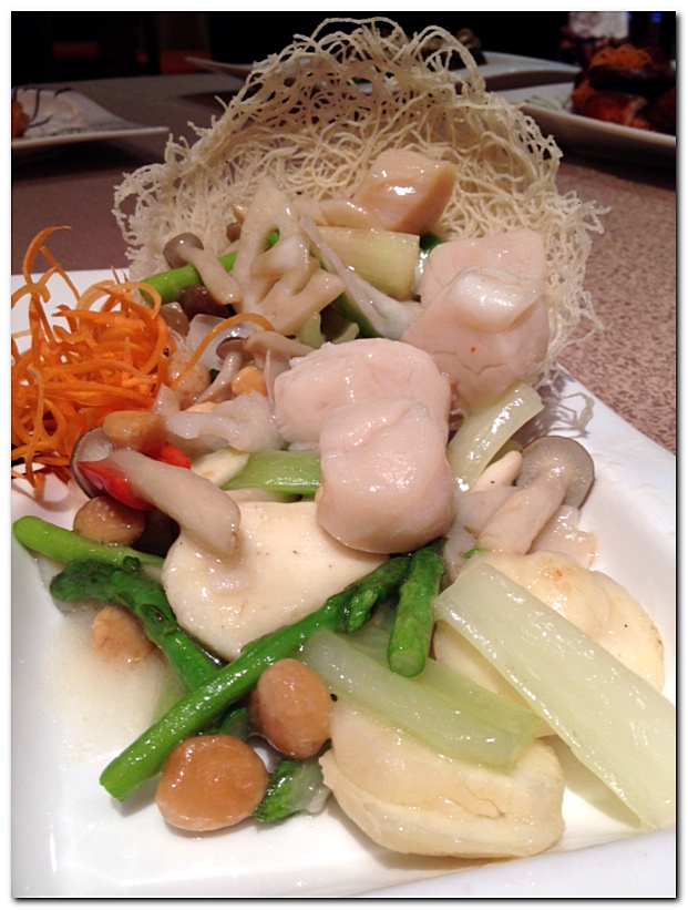 Stir fried mix vegetable and fresh scallop in teow chew style