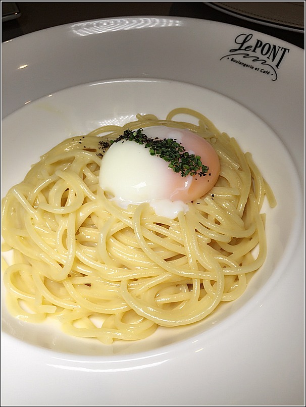 Le Pont Spaghetti in parmesan sauce with egg confit