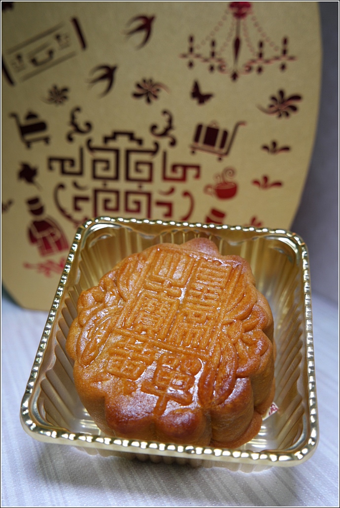 Lotus paste with single yolk mooncake