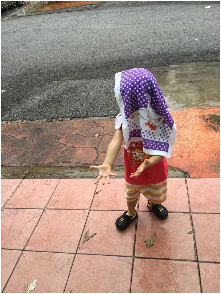 Kids learn playing in the rain