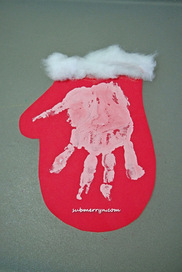 handprint-christmas-mitten