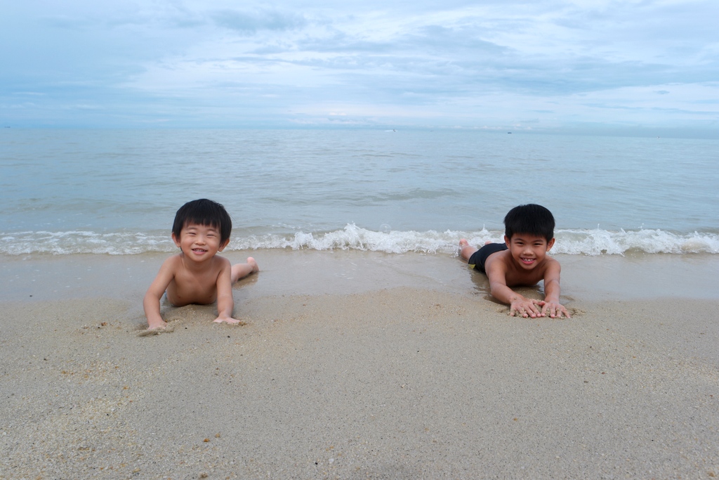 white-sandy-batu-ferringhi-beach-holiday-inn-penang