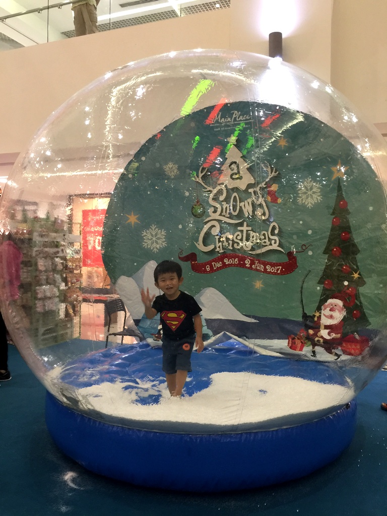 main-place-usj-christmas-decor-giant-snow-globe