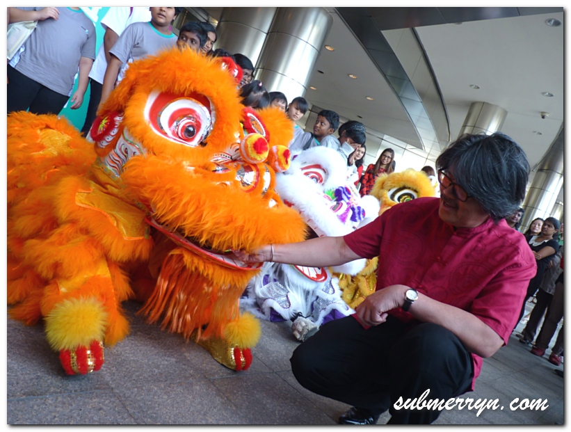 Dato Medan giving the lion ‘angpow’