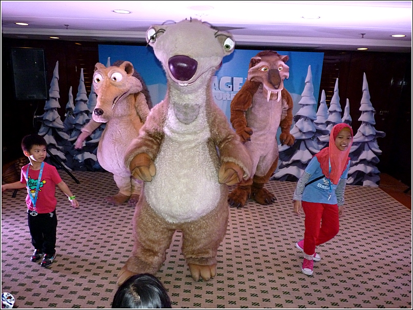 Ice Age Adventure Dancing with mascots